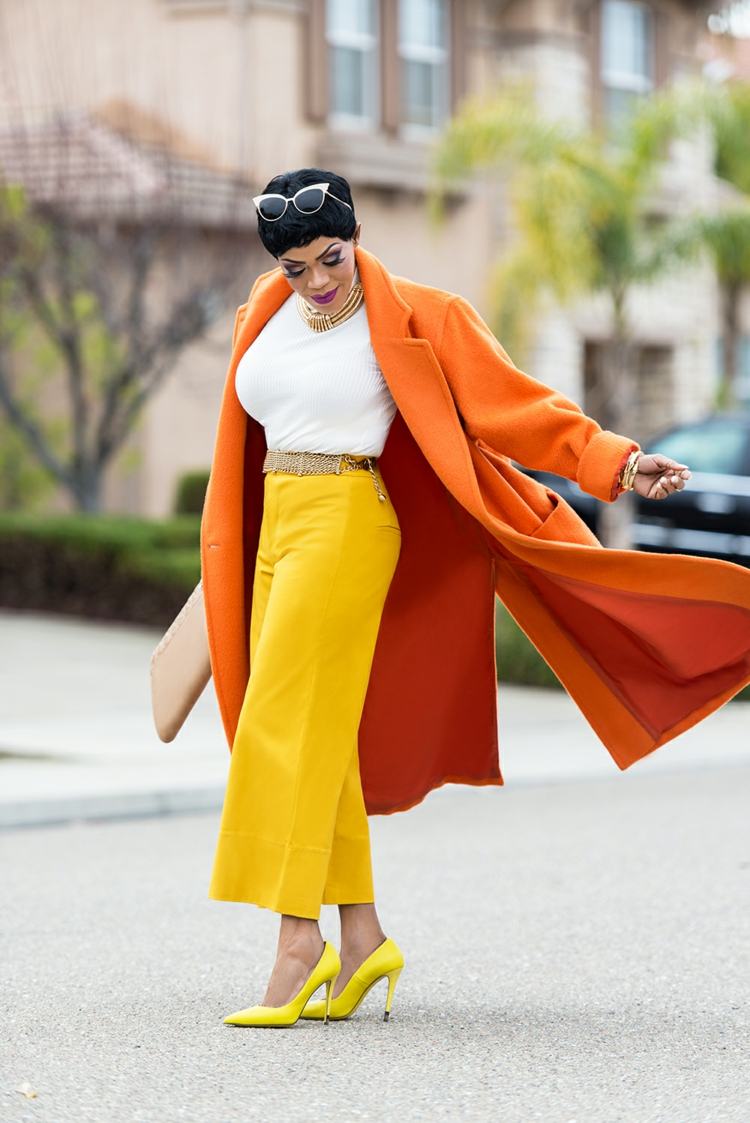Culotte kombinieren Winter orange Mantel gelbe Schuhe High Heels Modetrends