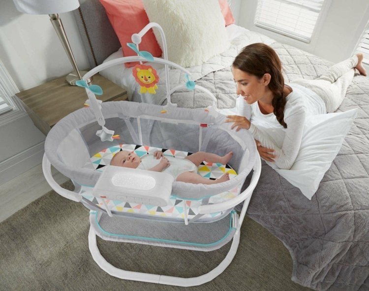 Das Babybett von Fisher Price bietet verschiedene Funktionen und Accessoires