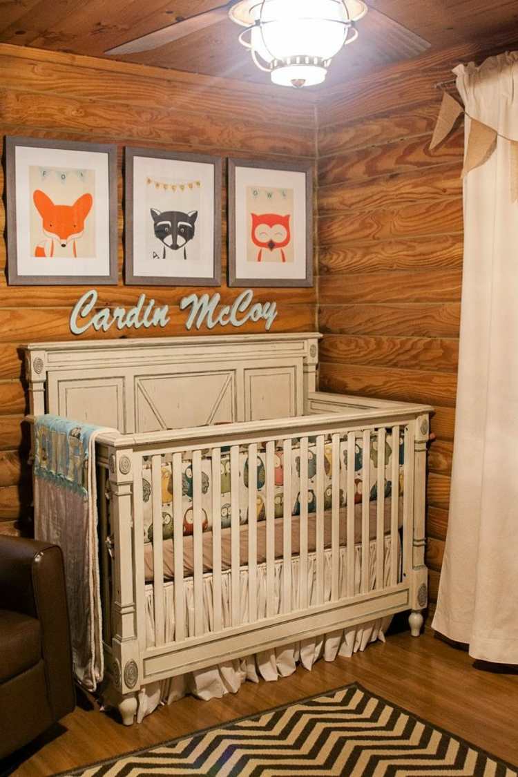 Das Babyzimmer besteht komplett aus Holz und besitzt ein weißes Shabby Chic Bett