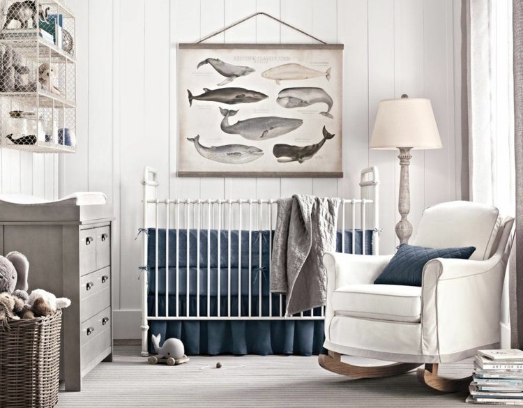 Das weiße Babyzimmer wurde mit einem antiken Plakat mit Walen dekoriert