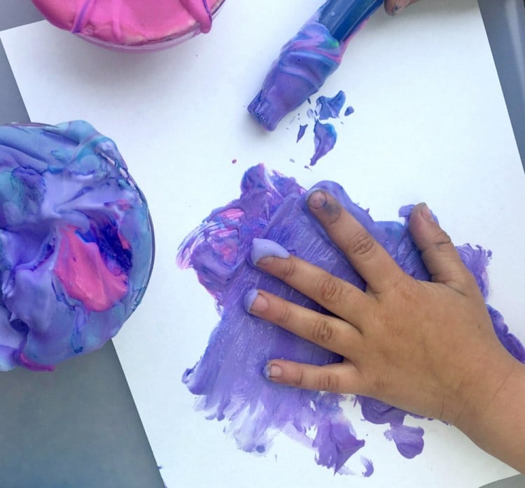 Den gefärbten Rasierschaum mit den Händen zum Malen verwenden