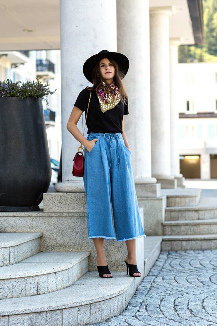 Denim Culotte kombinieren T-Shirt Bunter Schal Damenhut schwarze Sandalen Modetrends