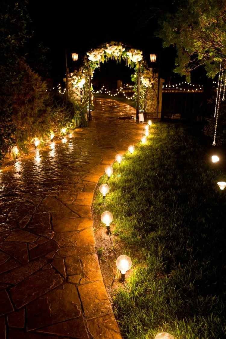 Die perfekte Gartenhochzeit planen Ideen Deko Beleuchtug Lampen