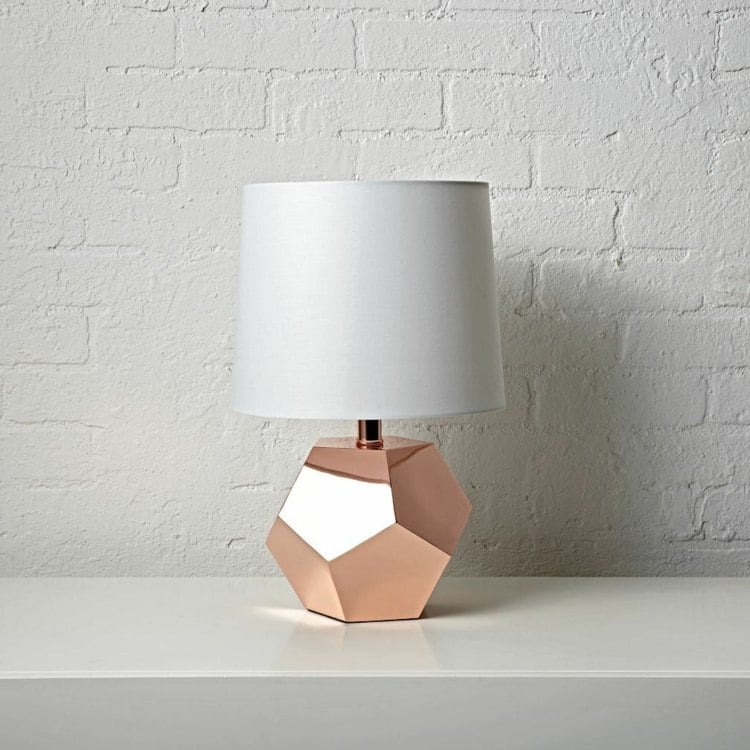 Diese kupferfarbene Lampe ist geometrisch geformt und passt perfekt in ein Mädchenzimmer