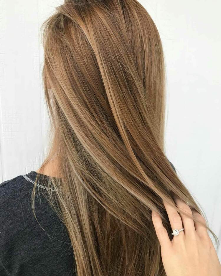 Dunkelblonde Haare braune Strähnen lange Haare Frisurenideen Damen