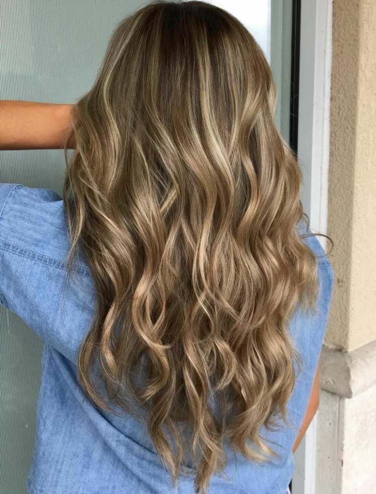 Dunkelblonde Haare mit braunen Strähnen Frisurenideen lange Haare Locken Haartrends Damen 2019