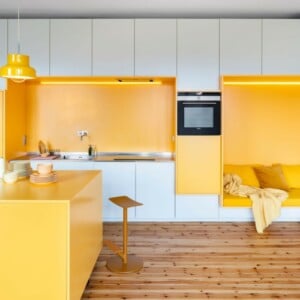 Farbe Gelb als Akzent in einer renovierten Wohnung