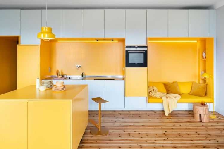 Farbe Gelb als Akzent in einer renovierten Wohnung