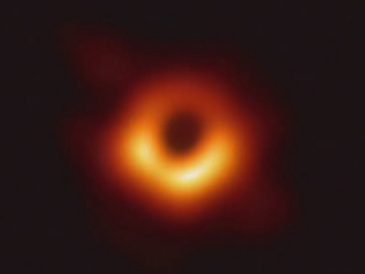 Foto schwarzes Loch bestätigt Einstein Theorie