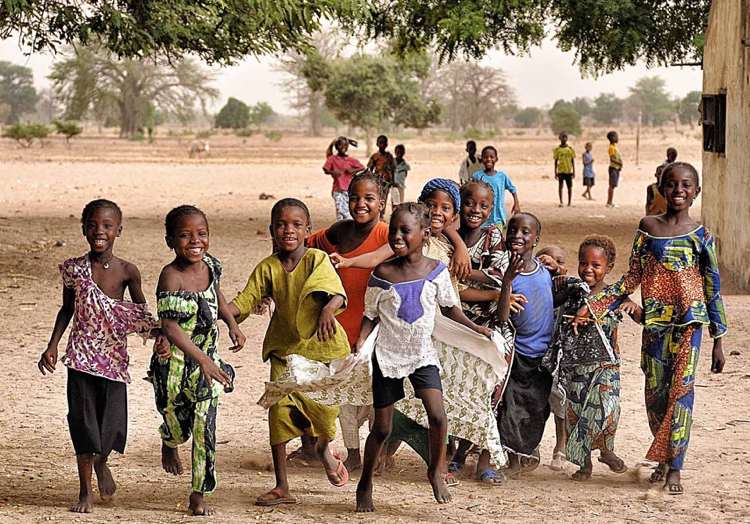Gambia Kinder nehmen an einer britischen Malaria-Studie teil