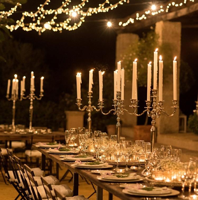 Gartenhochzeit Dekoideen Kerzenhalter Tische eindecken Lichterketten