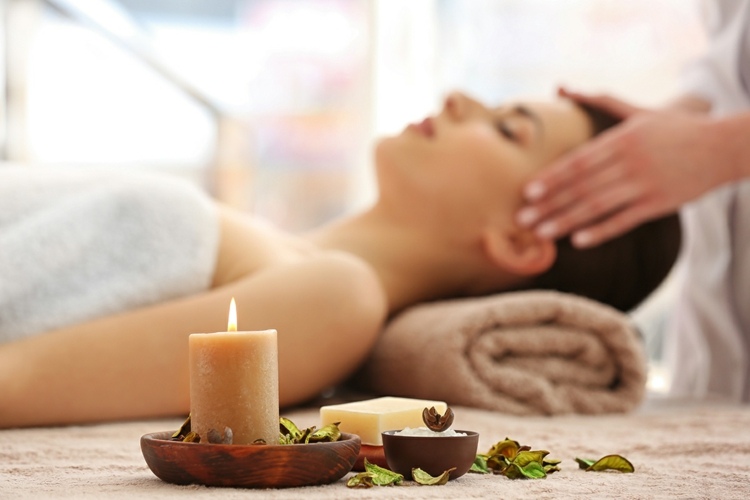 Gegen Stress und verspannte Muskeln sowie Kopfschmerzen hilft die Aromatherapie