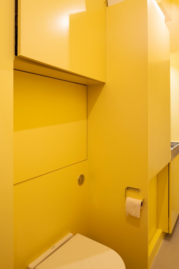 Gelbe Wandfarbe und für die Einbauschränke im Bad