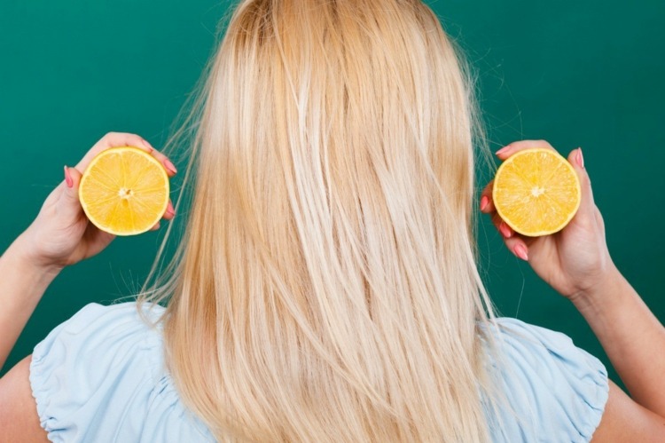 Gelbstich entfernen nach Blondierung Hausmittel blonde Haare pflegen Zitronensaft