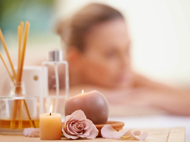 Genießen Sie eine Massage von Ihrem Partner mit Aromatherapie