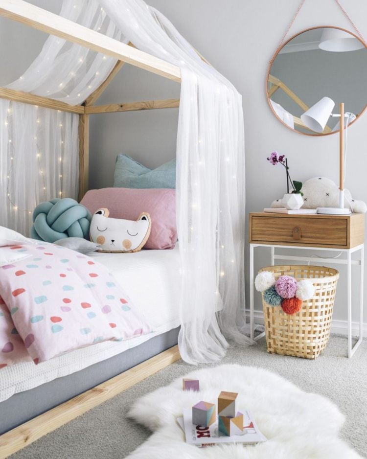 Hausbett für Kinder Betthimmel Spiegel Mädchenzimmer Punkte Motive rosa Pastellgrün Spiegel rund
