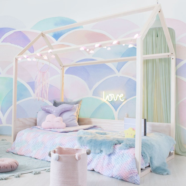 Hausbett für Kinder Mädchen Montessori Baby Kinderzimmer einrichten wand bemalen lila rosa minze Girlande Beleuchtung
