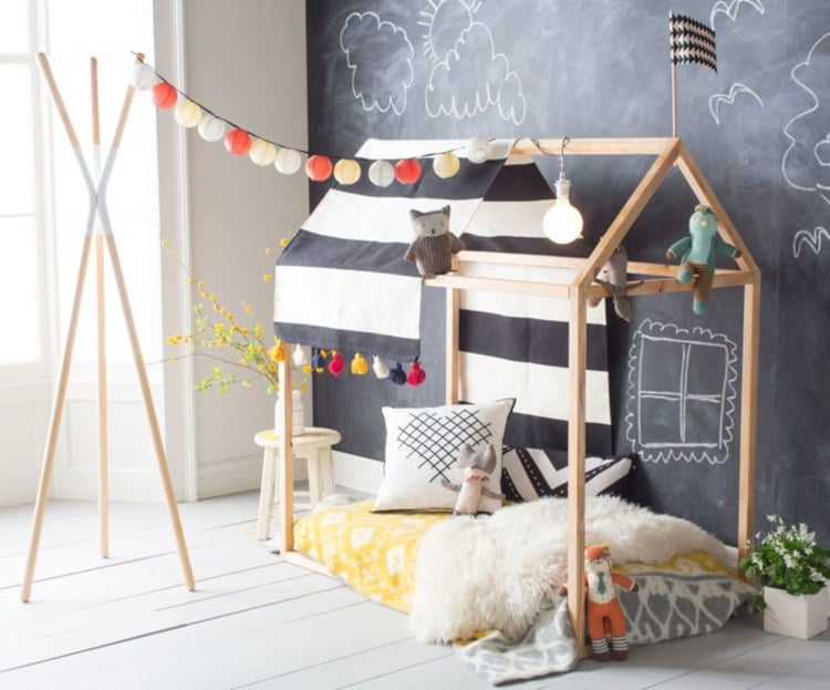 Hausbett für Kinder Shaggy Bettdecke schwarze Tafelwand Girlande Überhang Streifen Spielzeuge