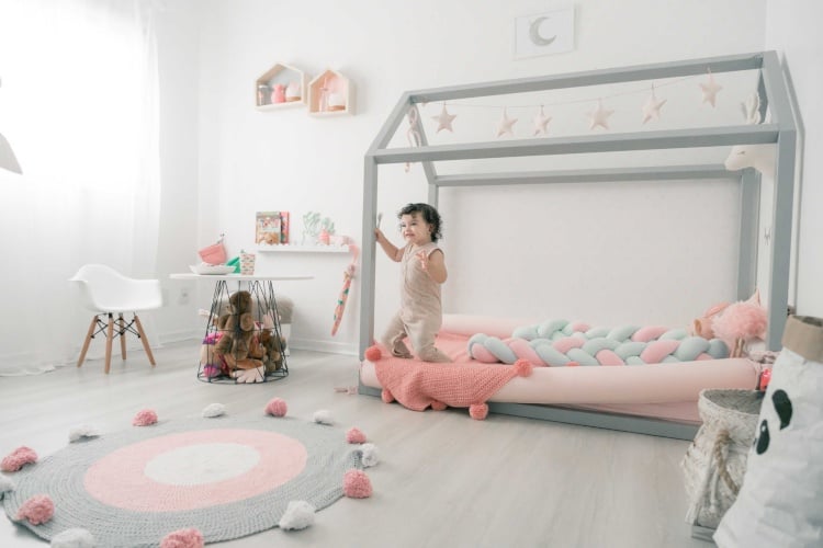 Hausbett für Kinder grau Betrahmen rosa Rundteppich Mädchen Montessori Kinderzimmer