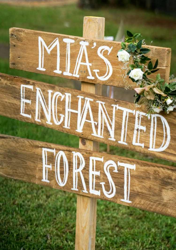 Heißen Sie die Gäste mit Schildern zum Wald Geburtstag willkommen