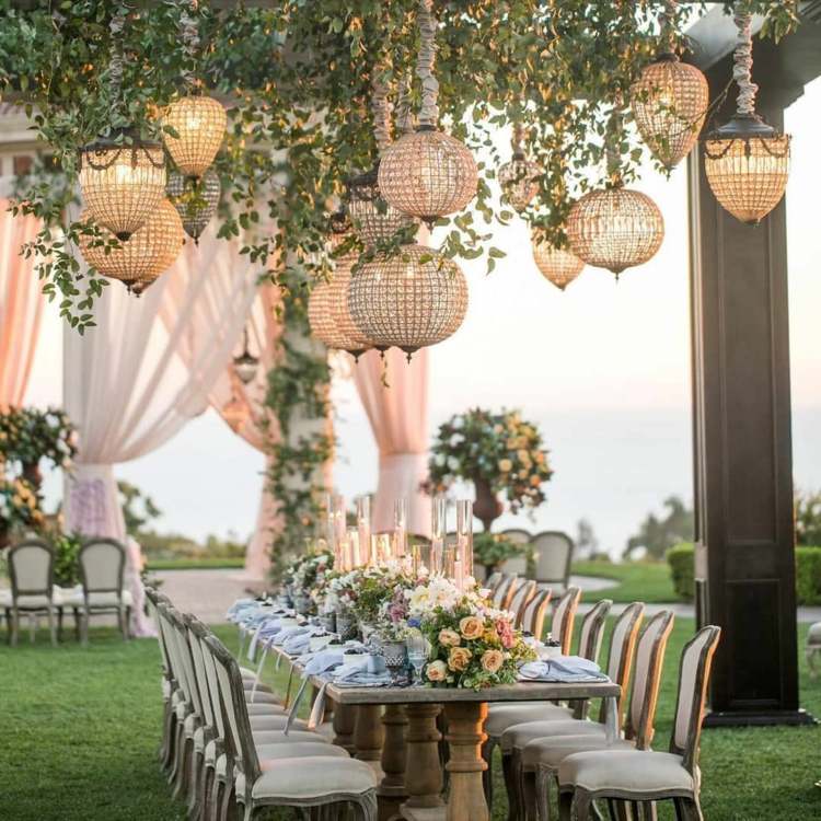 Hochzeit im Garten Dekoideen Lampen Beleuchtung Blumenstrauss