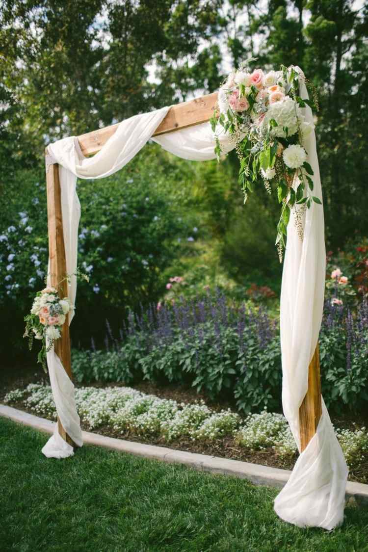 Hochzeit im Garten planen Hochzeitsbogen Blumen Dekoideen Natur