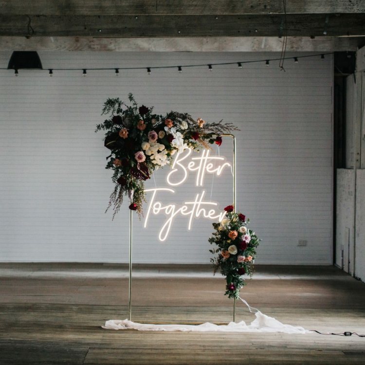 Hübsc gestalteter Ständer für den Hochzeitssaal eignet sich als Photobooth