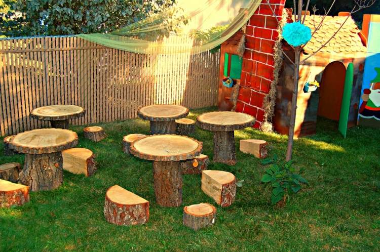 Idee für Sitzgelegenheiten im Garten mit Baumstämmen und Holzscheiben