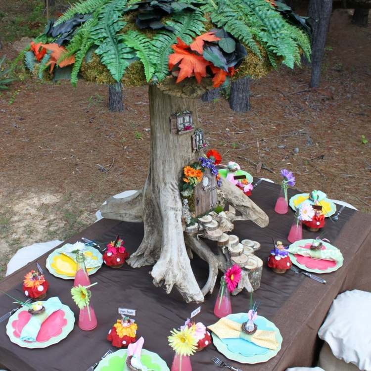Idee für die Tischdekoration mit einem Baum im Wald