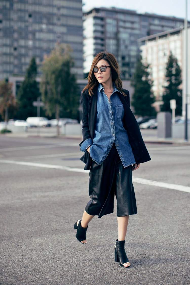 Jeanshemd kombinieren Damen Lederhose weitgeschnitten Stiefeletten schwarzer Blazer