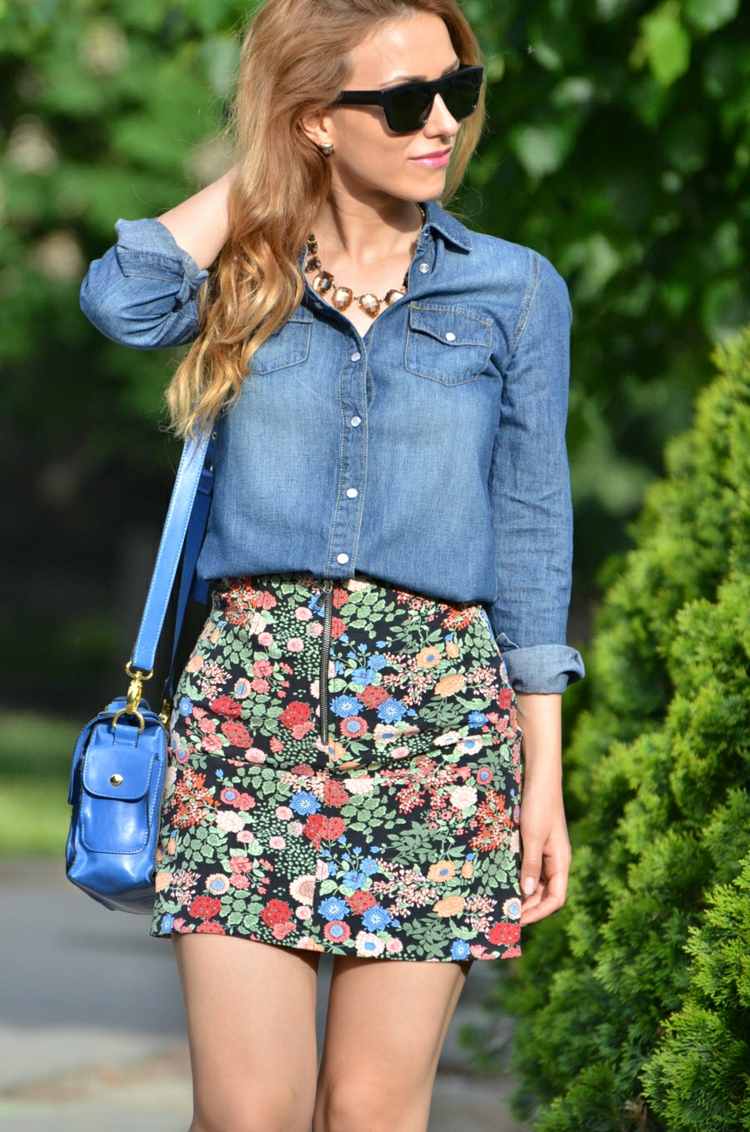Jeanshemd kombinieren Rock Minirock blaue Handtasche Sonnenbrille Sommer Outfit Ideen