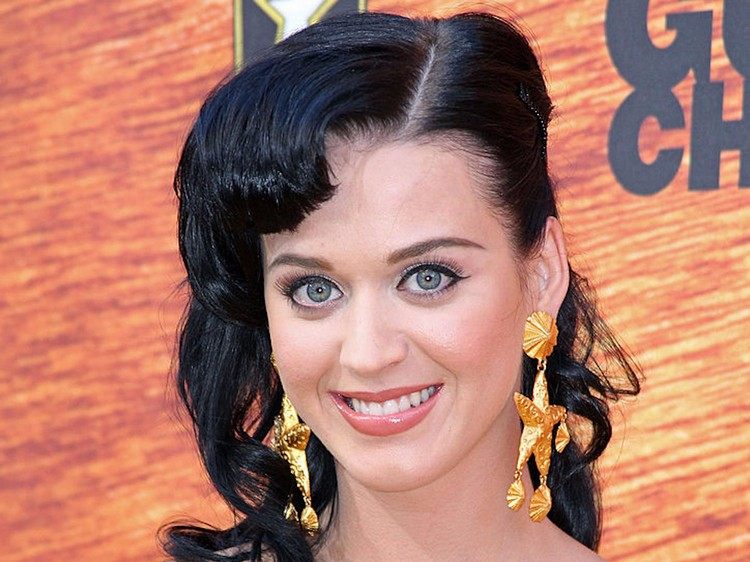 Katy Perry Frisur 2008 schwarze Haare kurzes Pony goldene Ohrringe