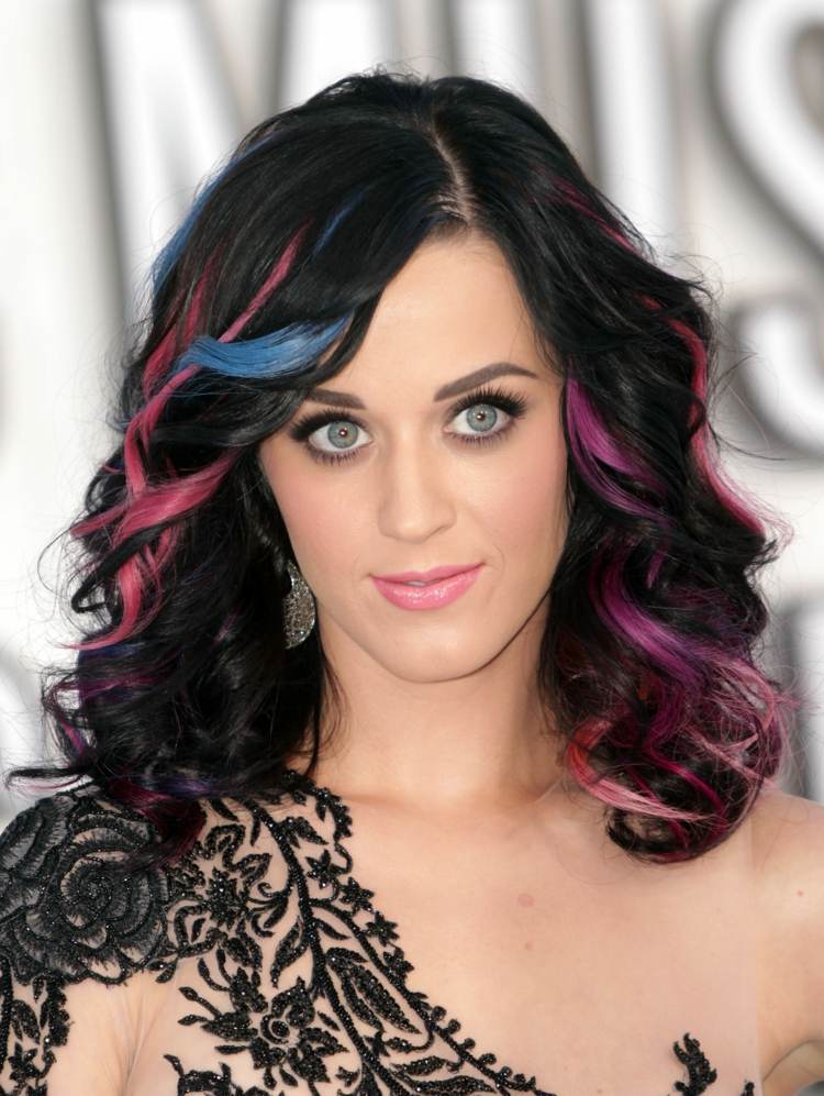 Katy Perry Frisur 2010 bunte Strähnen auf schwarze Haare