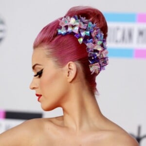 Katy Perry Frisur 2011 Hochsteckfrisur rosa Haare Haaraccessoires