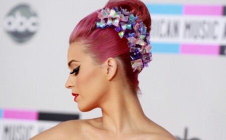 Katy Perry Frisur 2011 Hochsteckfrisur rosa Haare Haaraccessoires