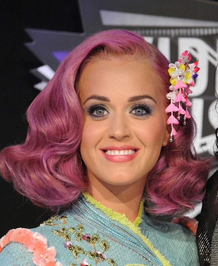 Katy Perry Frisur 2012 rosa Haare Blumen Haaraccessoire blaue Lidschatten