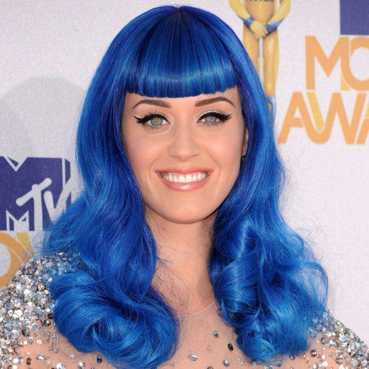 Katy Perry Frisur Blaue Perücke kurzes Pony schwarzer Eyeliner