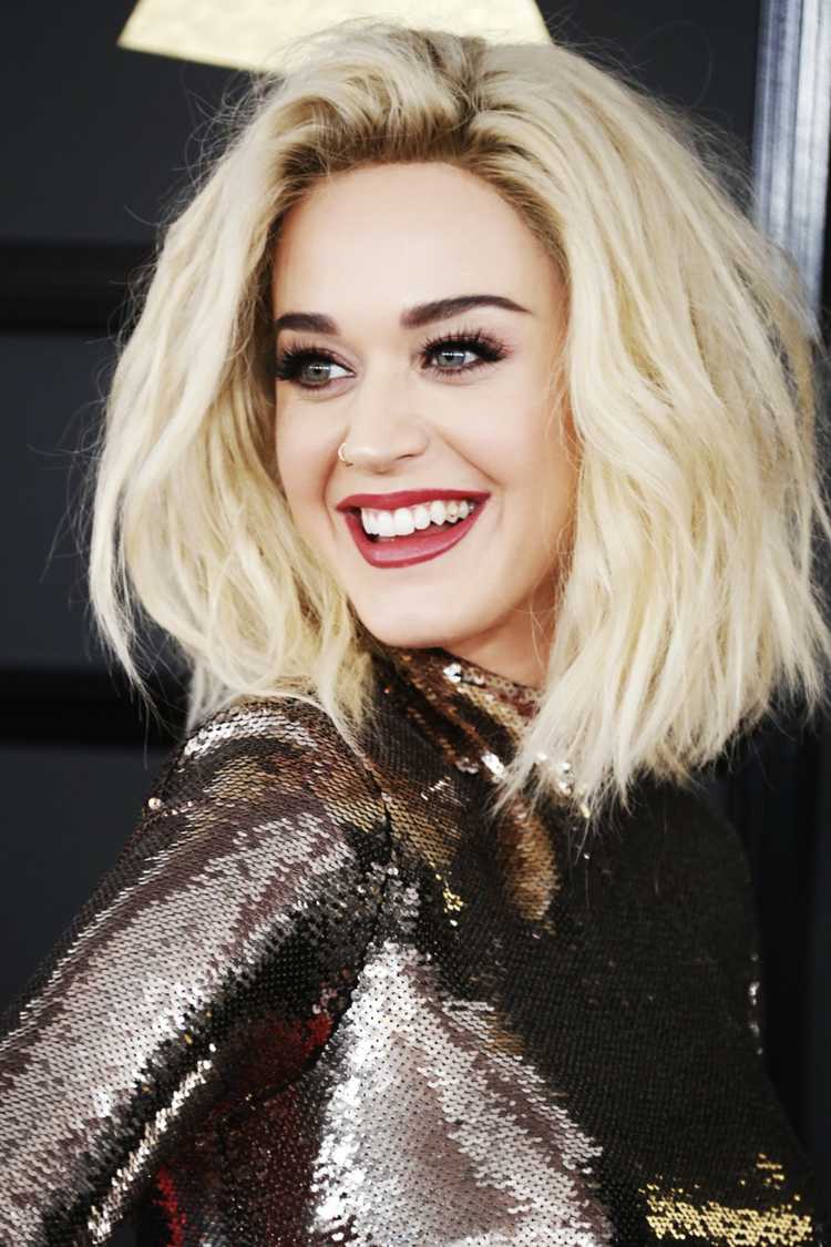 Katy Perry Frisur Blonde Haare langer Bob Frisur roter Lippenstift