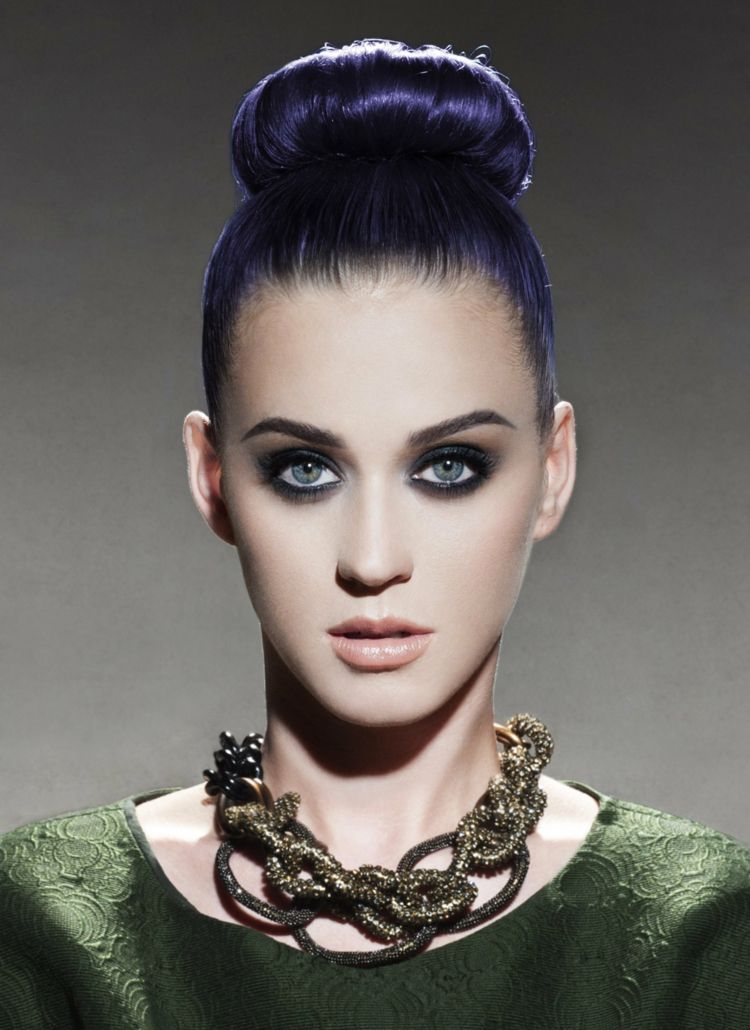 Katy Perry Frisur Hochsteckfrisur dunkel lila Haare Smokey Eyes Make Up