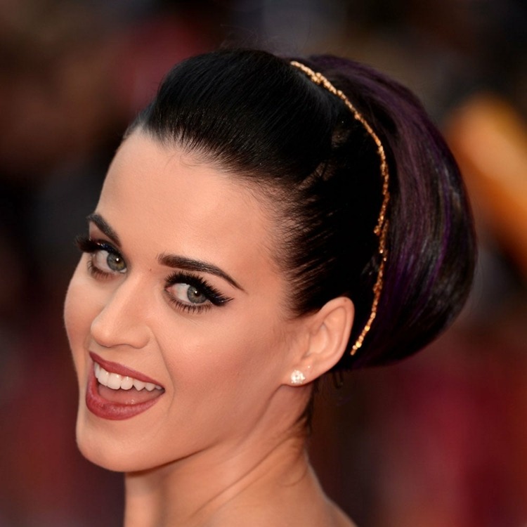 Katy Perry Frisur Hochsteckfrisur schwarze Haare 2012