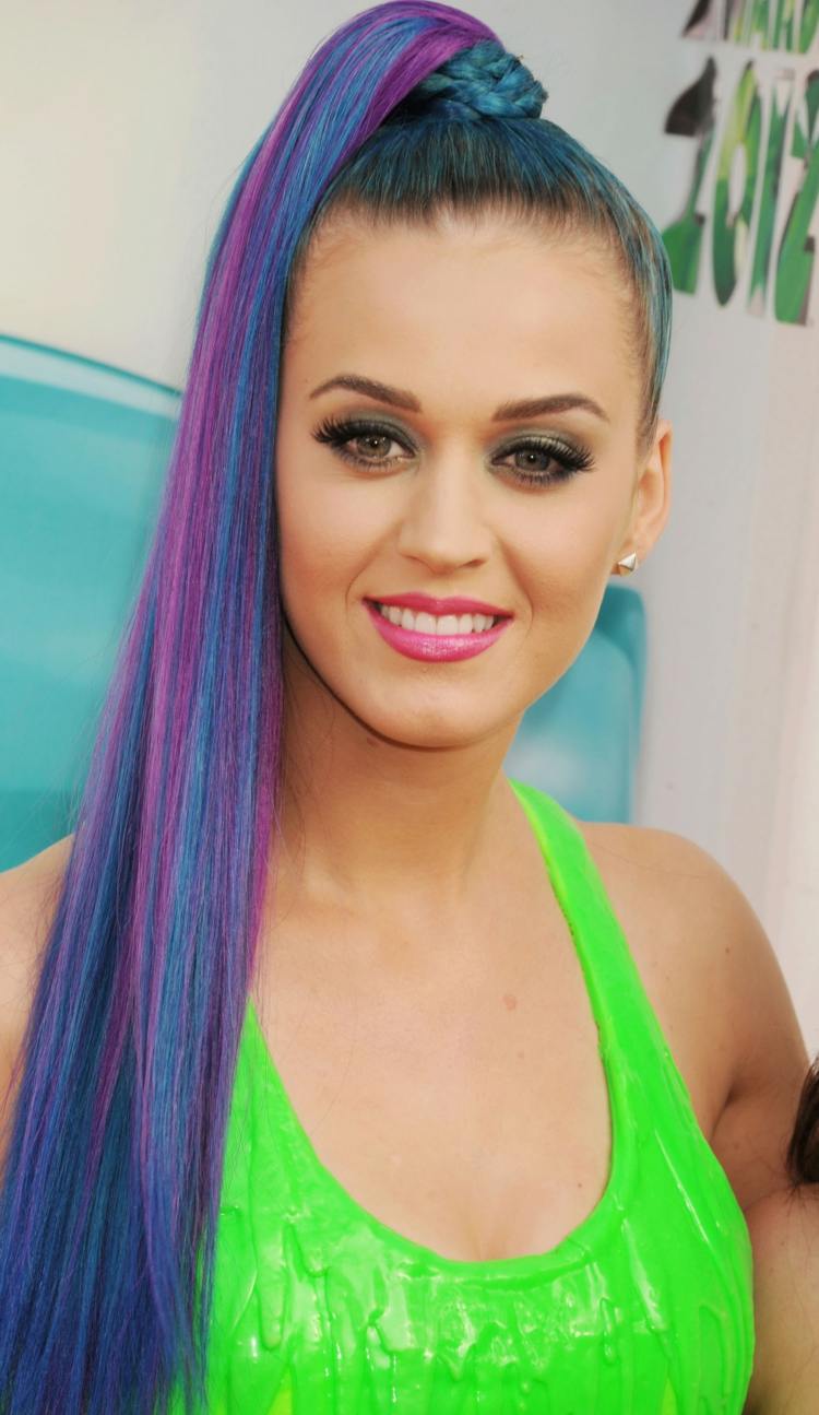 Katy Perry Frisur Pferdeschwanz bunte Haare Neon Oberteil