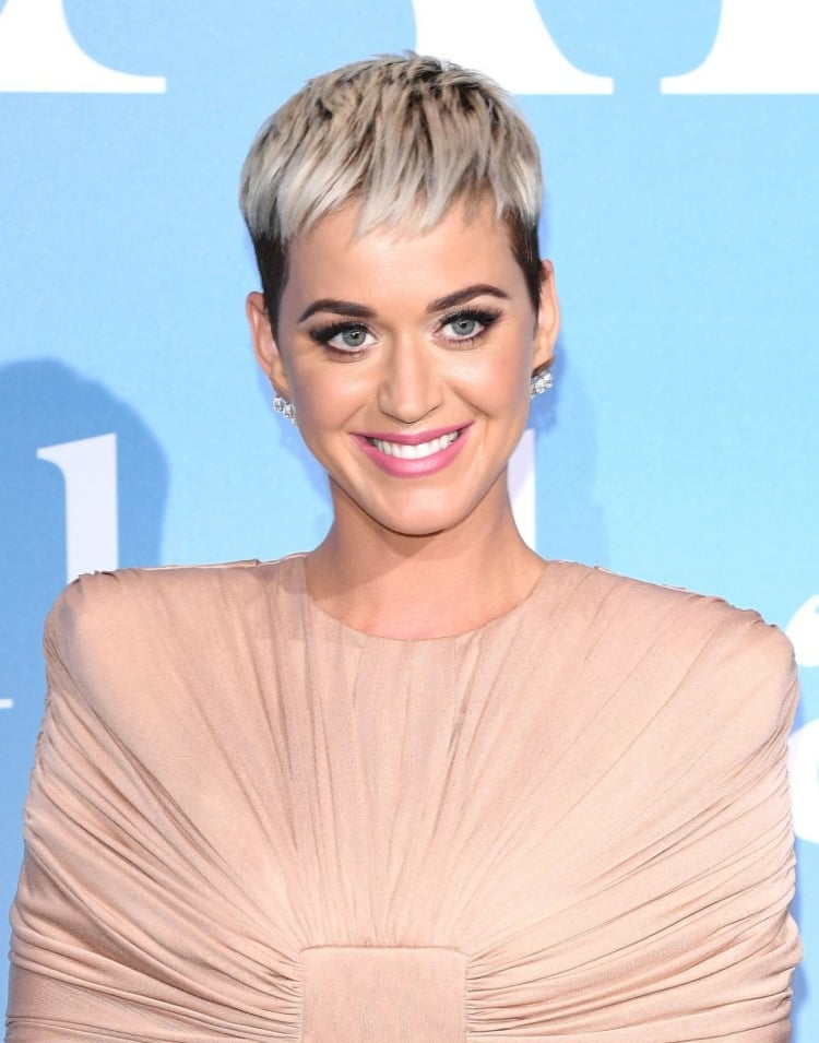 Katy Perry Frisur Pixie Cut Undercut blond schwarz