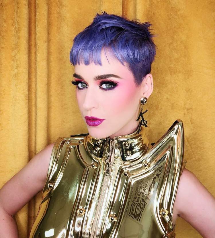Katy Perry Frisur Pixie Cut lila Haarfarbe Ideen