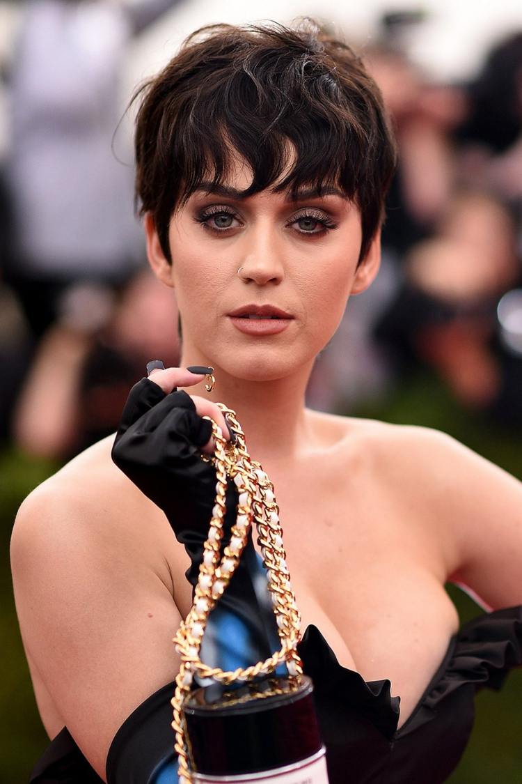 Katy Perry Frisur Pixie Cut schwarze Haare Met Gala