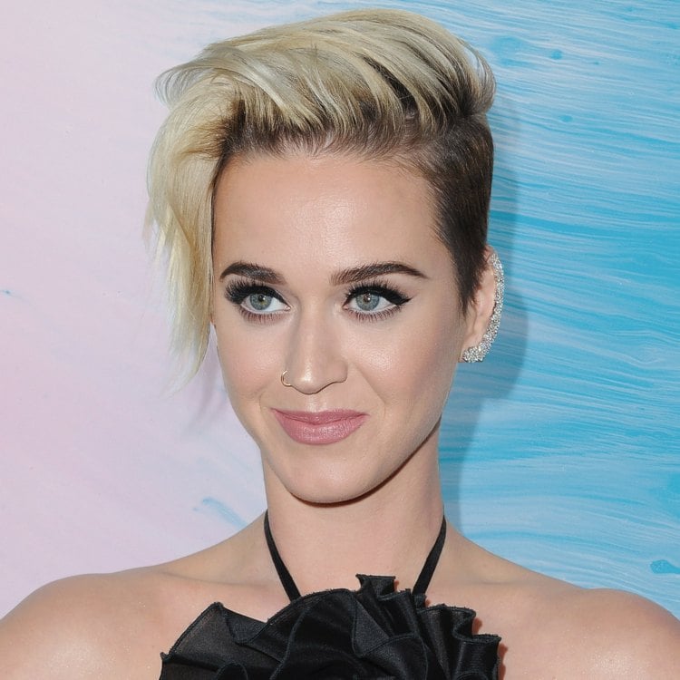 Katy Perry Frisur Undercut Pixie Cut blond