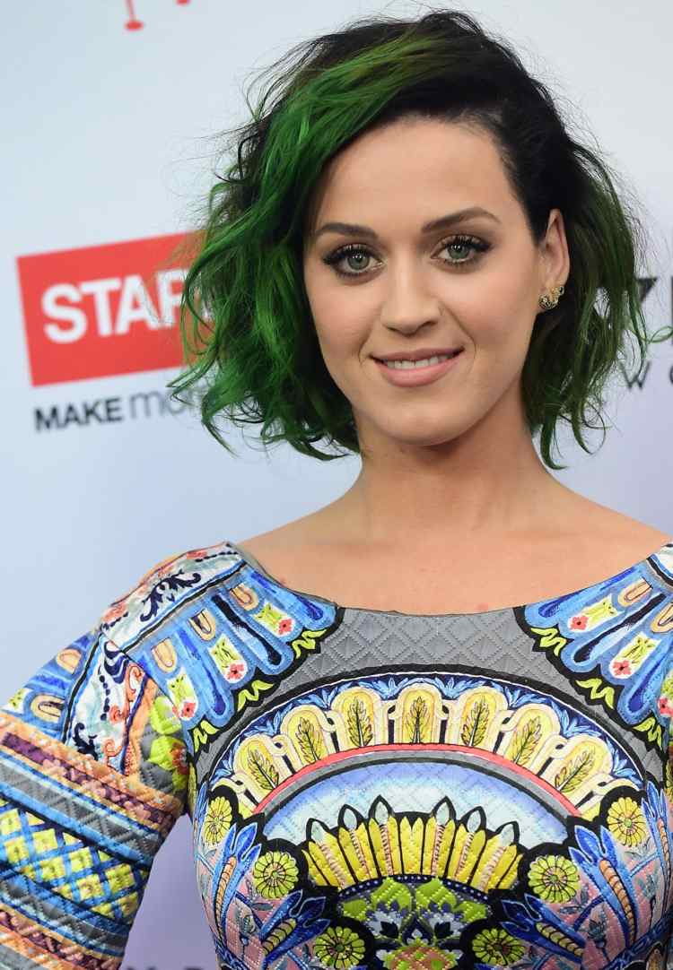 Katy Perry Frisur grüne Haare langer Bob Locken buntes Kleid Ohrringe