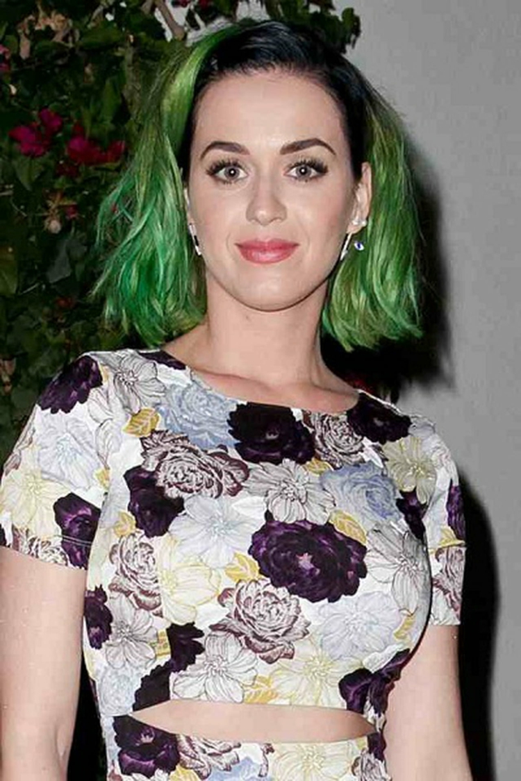 Katy Perry Frisur grüne Haare schwarze Ansätze 2014 Blumenkleid