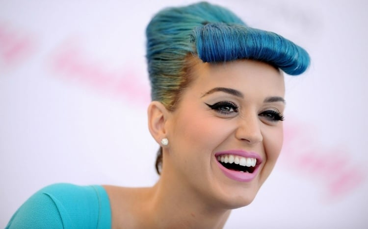 Katy Perry Frisur hellblau Haarfarbe Hochsteckfrisur Eyeliner blaues Kleid