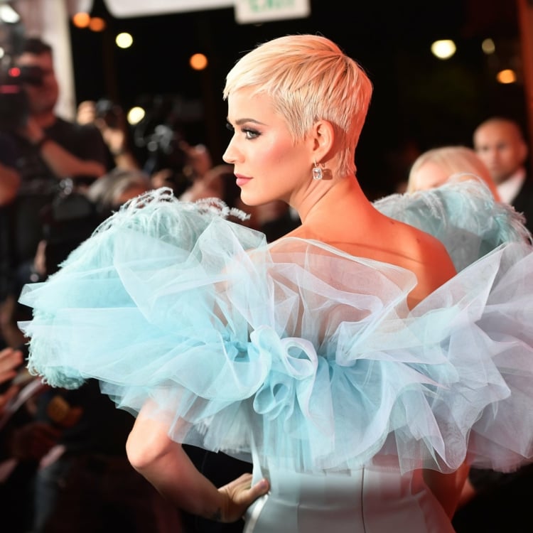 Katy Perry Frisur hellblonde Haare Pixie Cut Frisurenideen