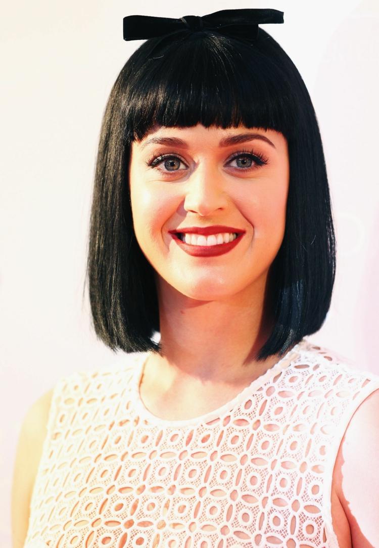 Katy Perry Frisur kurze schwarze Haare kurze Pony
